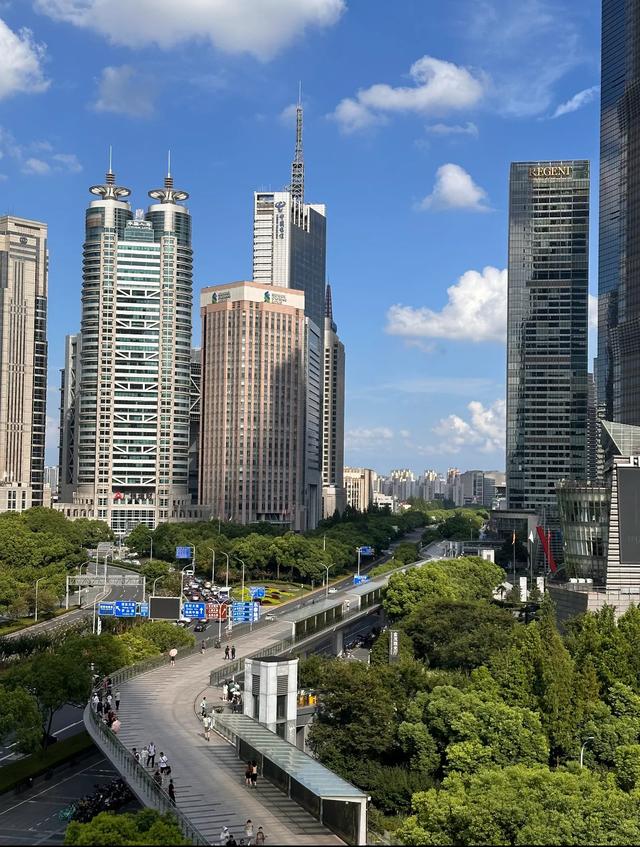 上海浦东又爆新地标！粉色沙滩、空中云桥、科幻双子塔…全免费！