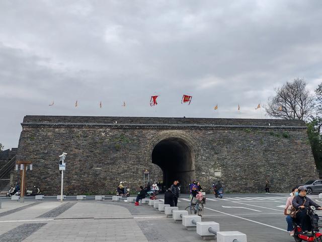 2025北京到海南行程第七天：离湖北过长江进湖南，雨中游“诗墙”