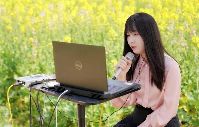 七彩油菜花开时，网红游客竞相来