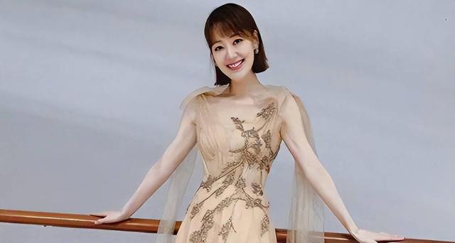 讨好大佬，陪睡上位，遭央视“开除	”	，她身上的标签哪个才是真的