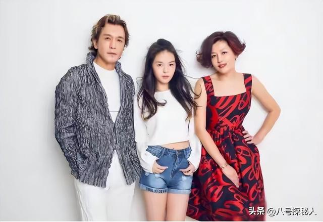 李咏病逝六年后！女儿毕业哥大，法图麦晒男友合影，两人有夫妻相