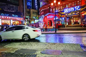 五一路、民生路、民权路 咋就成了外卖小哥的“滑铁路” 渝中区：年内将启动解放碑周边道路修复图片