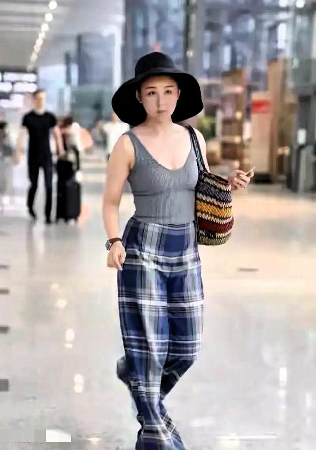 李小萌二胎后身材绝了 大号水蜜桃 身材丰满又纯又欲 王雷太有福了