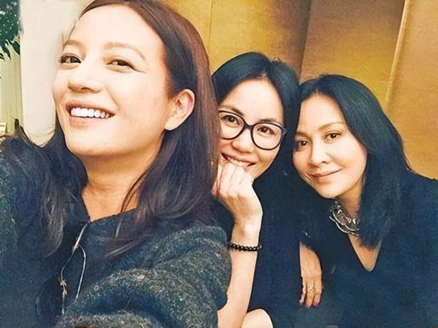 黄晓明公开点名才几天，赵薇近况接连曝光，有一点4年前就注定