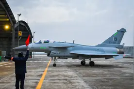 外媒：中国提供百亿贷款，出口20架歼10C，再加240枚霹雳15图片