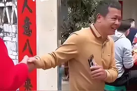 全红婵家请全村吃席！摆十几桌+1桌18菜，人山人海，全爸咧嘴大笑图片