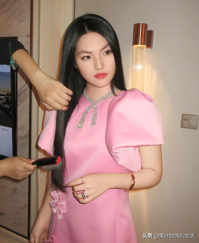 李湘瘦好多！带王诗龄哈尔滨参加活动！母女俩又瘦又薄！美出天际