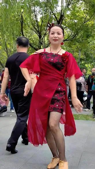 40岁男子和22岁继女同住一屋，打扮清凉：评论区炸了！