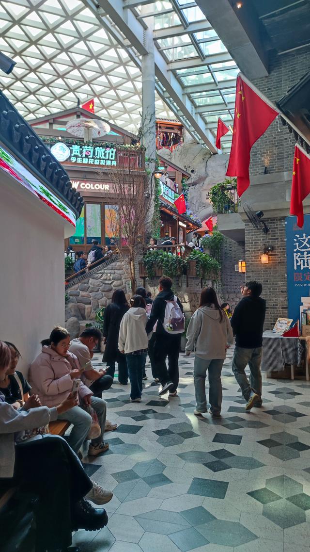 长春这有山摩肩擦踵，南湖公园绿树迎风