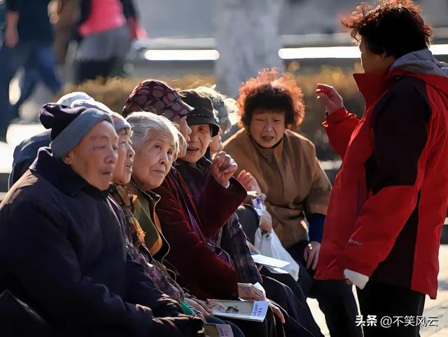 中国将迎来“死亡高峰期”：一代人集体老去，人口天平彻底倾斜
