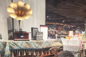 两年了，他每周末都来超市弹钢琴图片