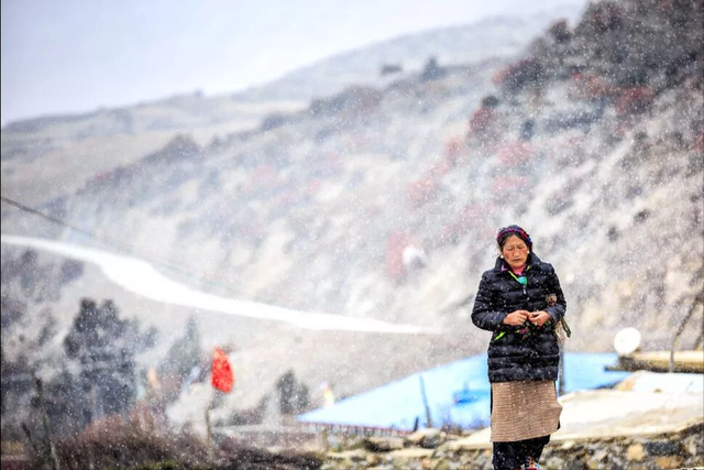 西藏必打卡的冰川秘境！漂浮冰山的湖泊，美到窒息