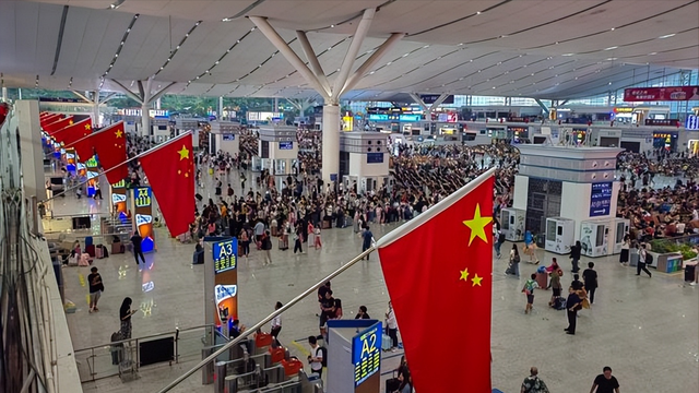 8天8.88亿人挤景区晒拥挤，反倒是宅家追剧，收获大多数网友共鸣