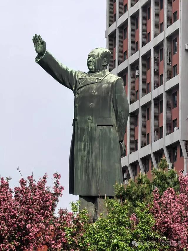 访阜新毛主席铜像