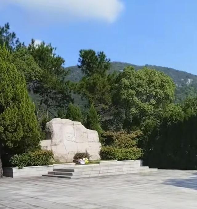 同为《沉默的荣耀》主角，吴石和朱枫的墓前大相径庭、相差悬殊
