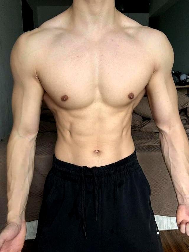 26岁北京自由健身教练，晒泵感肌肉	，这身材可以制霸健身房了