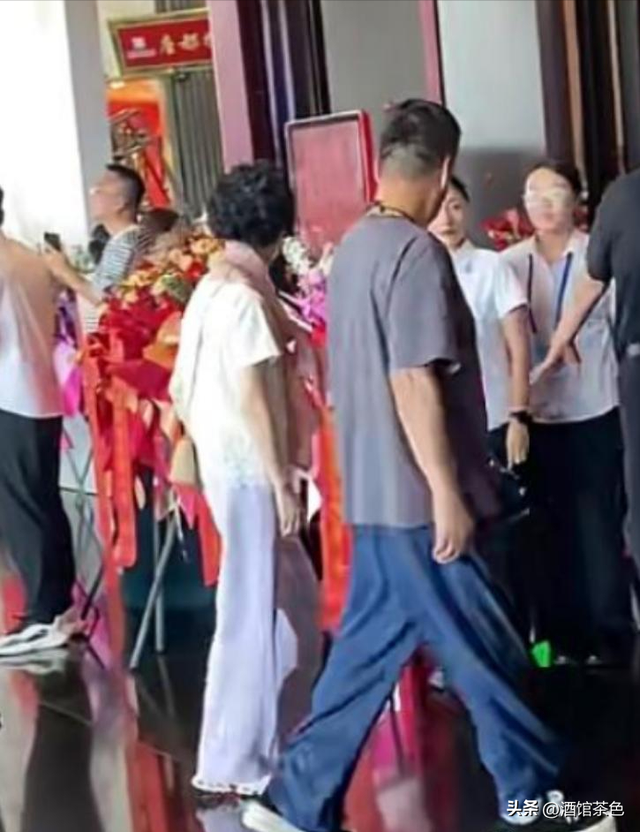 阎维文妻子现状：66岁驼背苍老瘦成皮包骨，夫妻差1岁像两代人