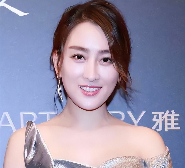 和孔令辉分手12年	，被黑人驼肩上的马苏，终是为她的选择买了单