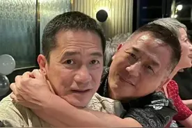 唐鹤德这是干啥？伸手抚摸梁朝伟的胸膛，刘嘉玲就坐在其对面图片