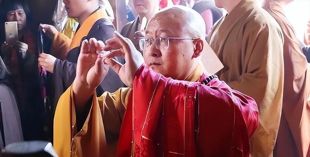 五台山方丈去世4天，恶心一幕出现，生前用度被质疑，捐赠引争议