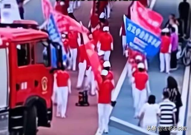 辽宁暴走团阻碍3辆救援车通行，警方回应，央媒：这不是素质问题