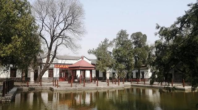 毛主席初进北平时住在香山，以前住的人被清走，两个老尼姑不肯走