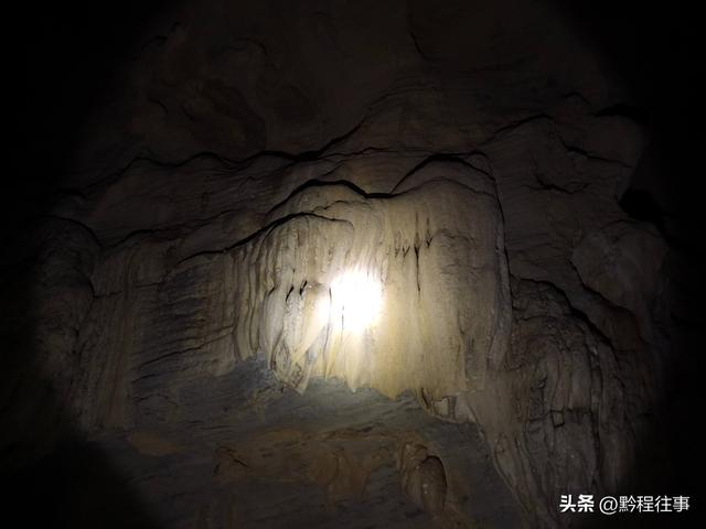 寻找一个古人类遗址不遇，居然无意间发现了一个躲匪洞