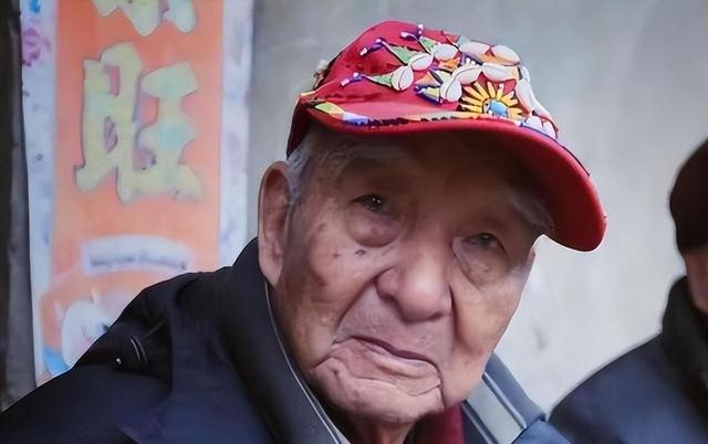 台湾92岁老兵回重庆祭祖，下飞机后却怒道：这不还是台北吗？