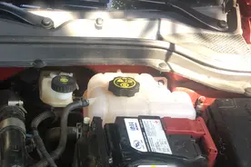 原车防冻液可以使用多少年？记住这2种情况，及时更换防冻液图片