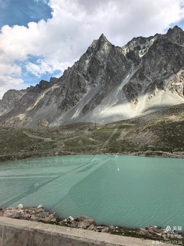 跨越天山的壮美风光
