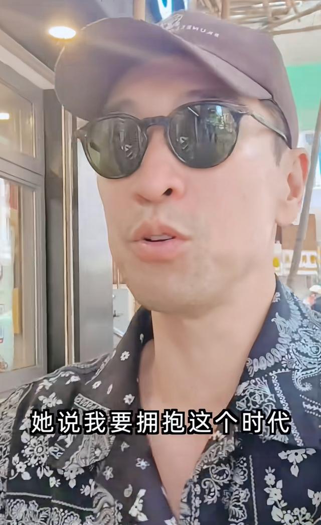 王千源带女儿韩国度假，打扮年轻跟大妈跳广场舞，长得凶但人特逗