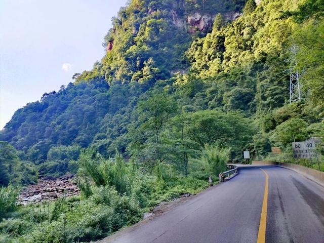 沿合（江）习（水）公路，跨越川黔边界