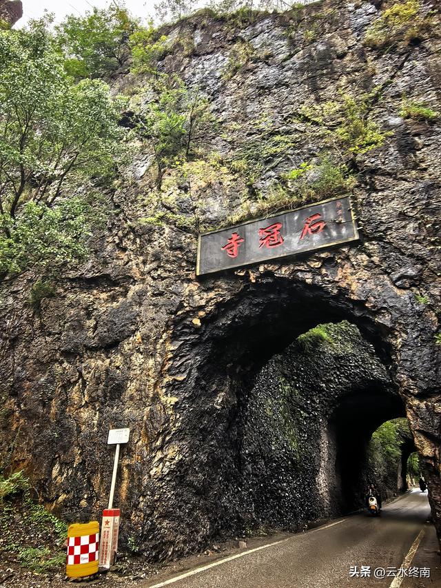 川陕交界的210国道上，有唯一的一段单行线，藏着蜀道上两个秘密