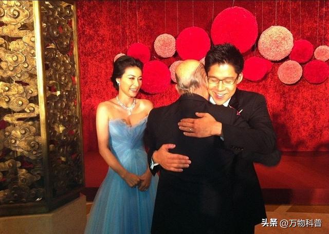 霍震霆没想到	，44岁儿媳郭晶晶再次官宣喜讯，让整个阔太圈沉默了