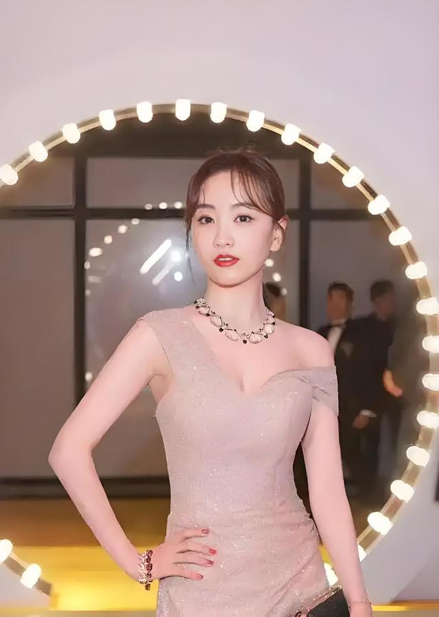 杨蓉这胸是真的吗？跟两个足球一样了，真的非常好看了