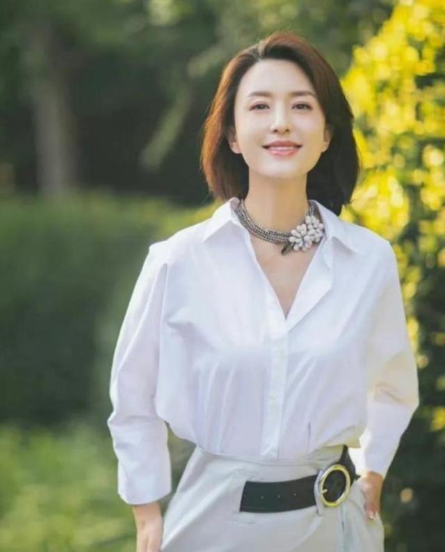 因长相太出众被传私生活混乱，为家庭离开央视的张蕾，如今怎样？