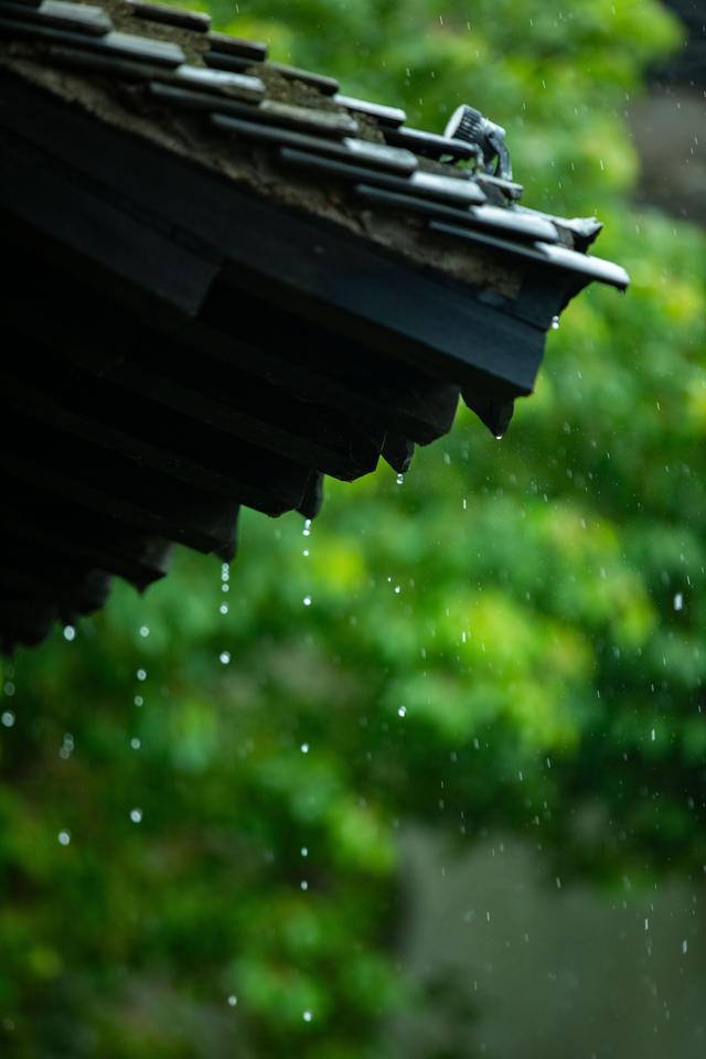 雨中古城的诗意浪漫