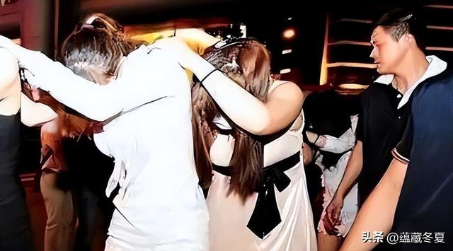 499隔衣服摸胸！私人影院暗藏涉黄：299元起步撕丝袜，还有更过火