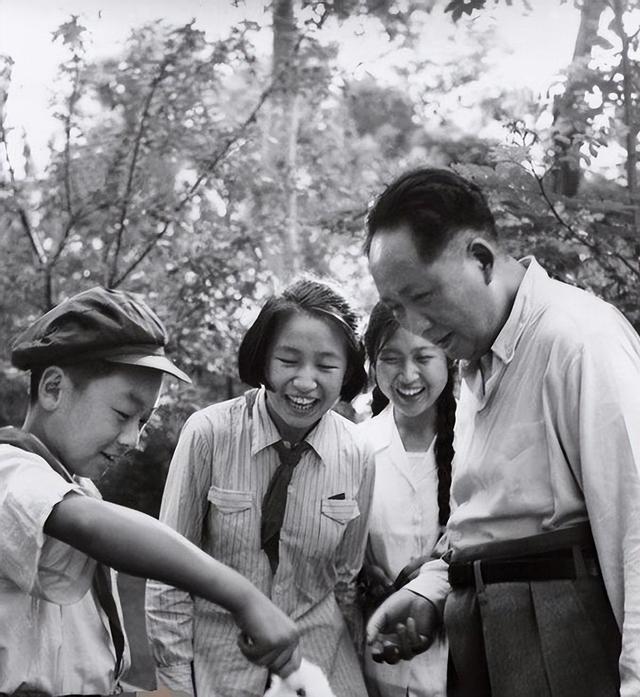 52年李讷学滑冰，工作人员拍下一张父女合影，毛主席眼中充满父爱