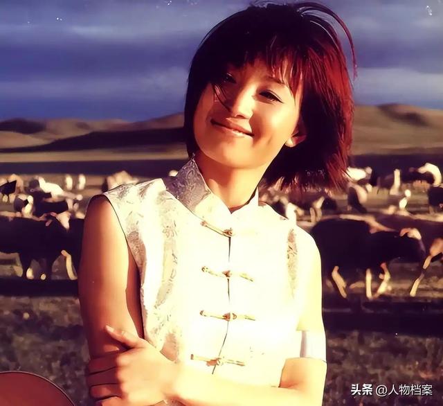 她连续5次上春晚，私下却和恩师同居怀孕被骗流产，现在57岁单身