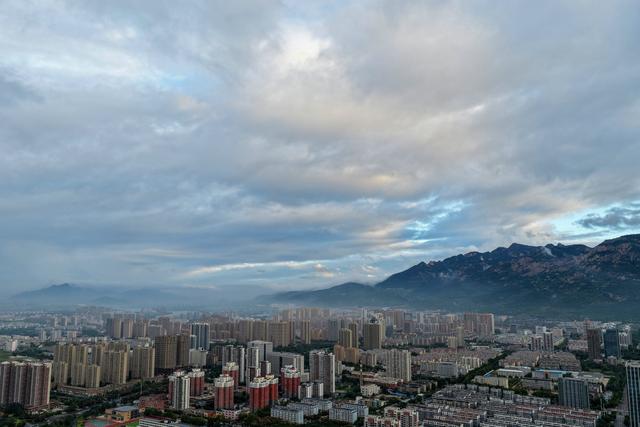 云海漫泰岳，水墨染岱宗