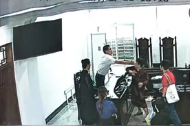 在庭上与对方当事人发生肢体冲突，律师面临行拘可能，律协两度发函说“不”图片