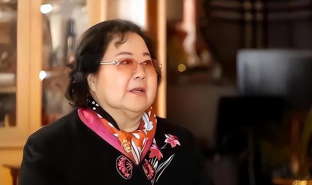 吃里扒外、永不回国？带30名演员留美不归，如今年过花甲归来