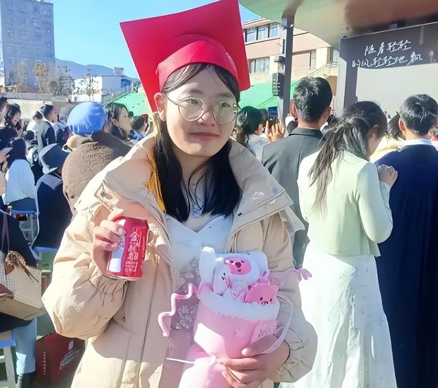 四川高考女孩杜彬洋去世！仅18岁，刚被北川医学院录取，弟弟立碑