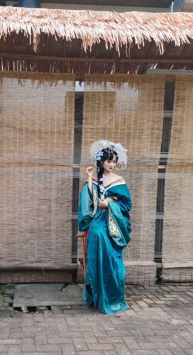 2025.11.22下午，南宁百益上河城举办国风表演，汉服巡游。