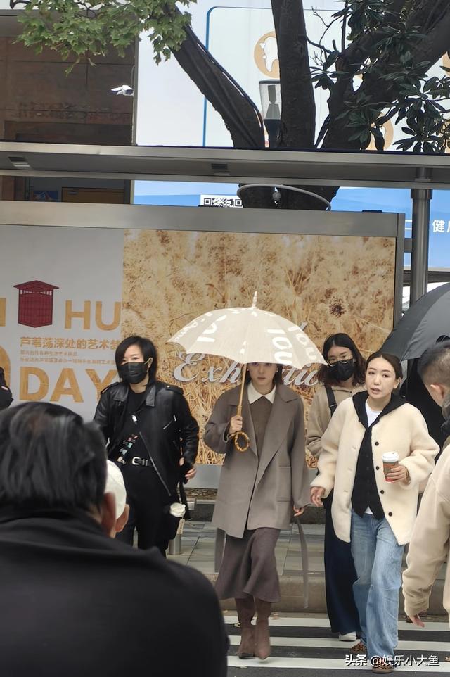 孙俪无锡拍戏被偶遇，身穿毛呢大衣新发型好洋气，本人又瘦又美！