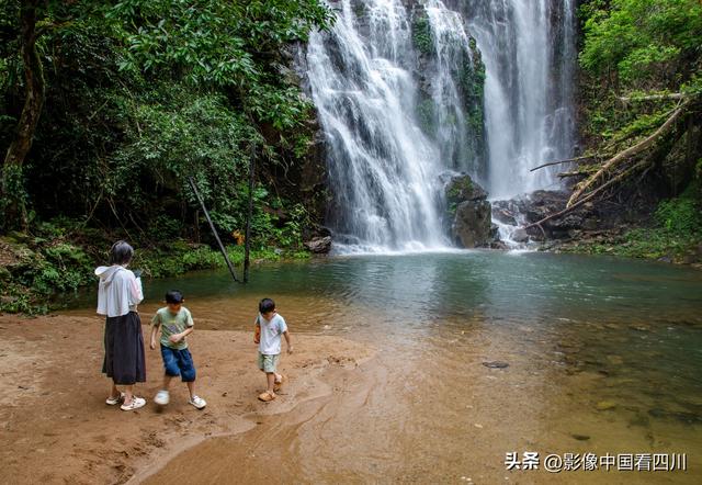 广东信宜：天马山引客来