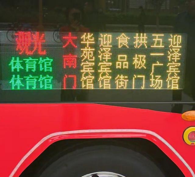 太原双层观光巴士首秀巡游，移动KTV酒吧绕府城，车程90分钟45元