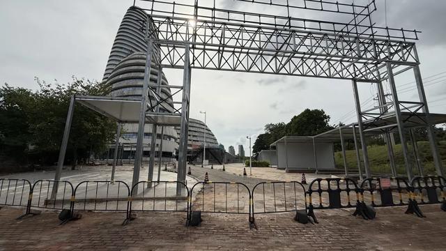 南宁新媒体中心楼下的美食街还做吗?几个月过去了进度有点慢呢!