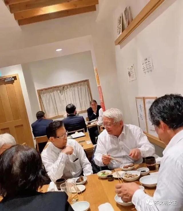 61岁安倍昭恵：丈夫遇刺后搬离婆家，种地疗伤，常去安倍坟前上香